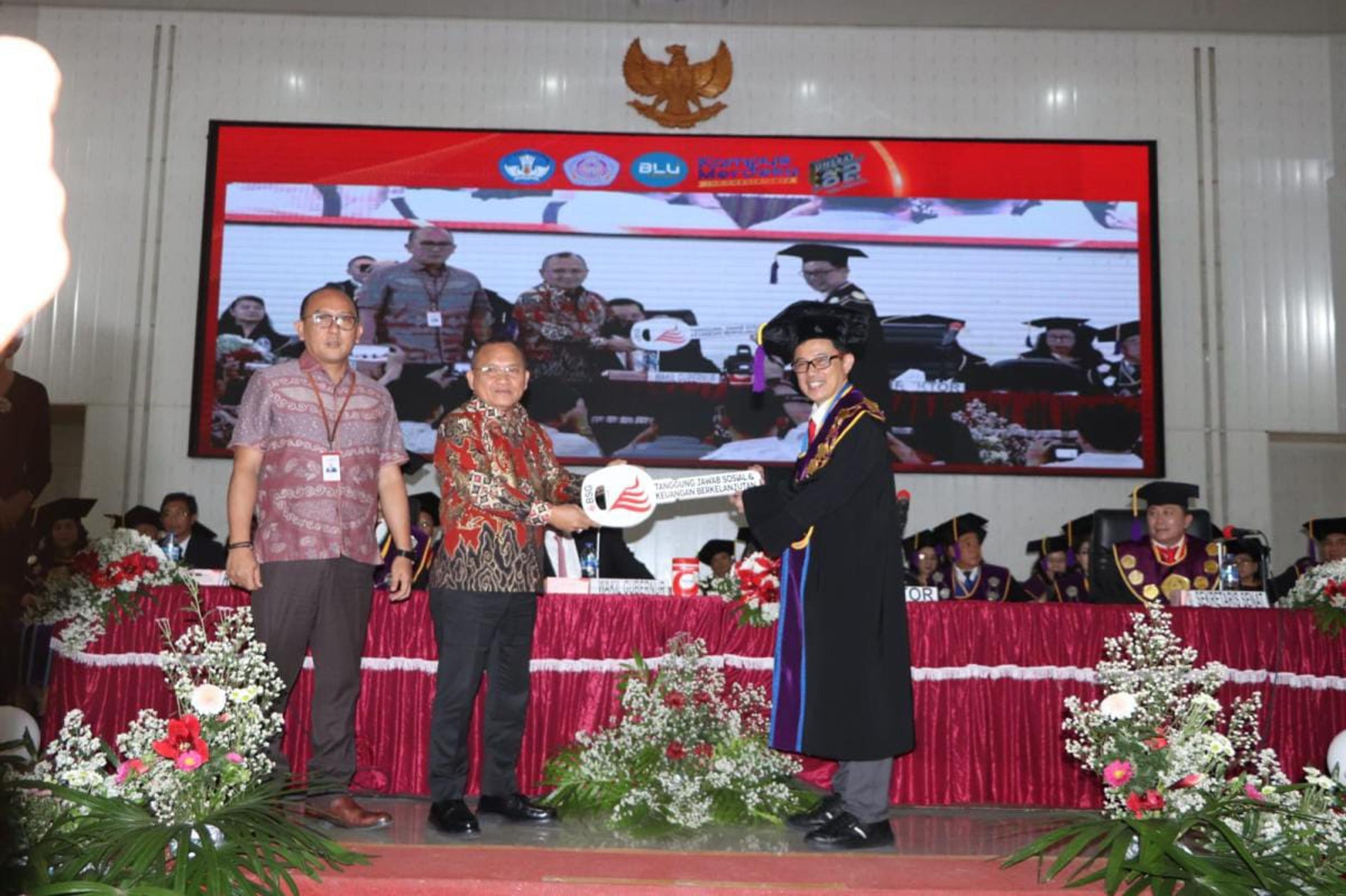 Saat Dies Natalis ke-62, BSG Serahkan 1 Unit Bus Operasional untuk Unsrat