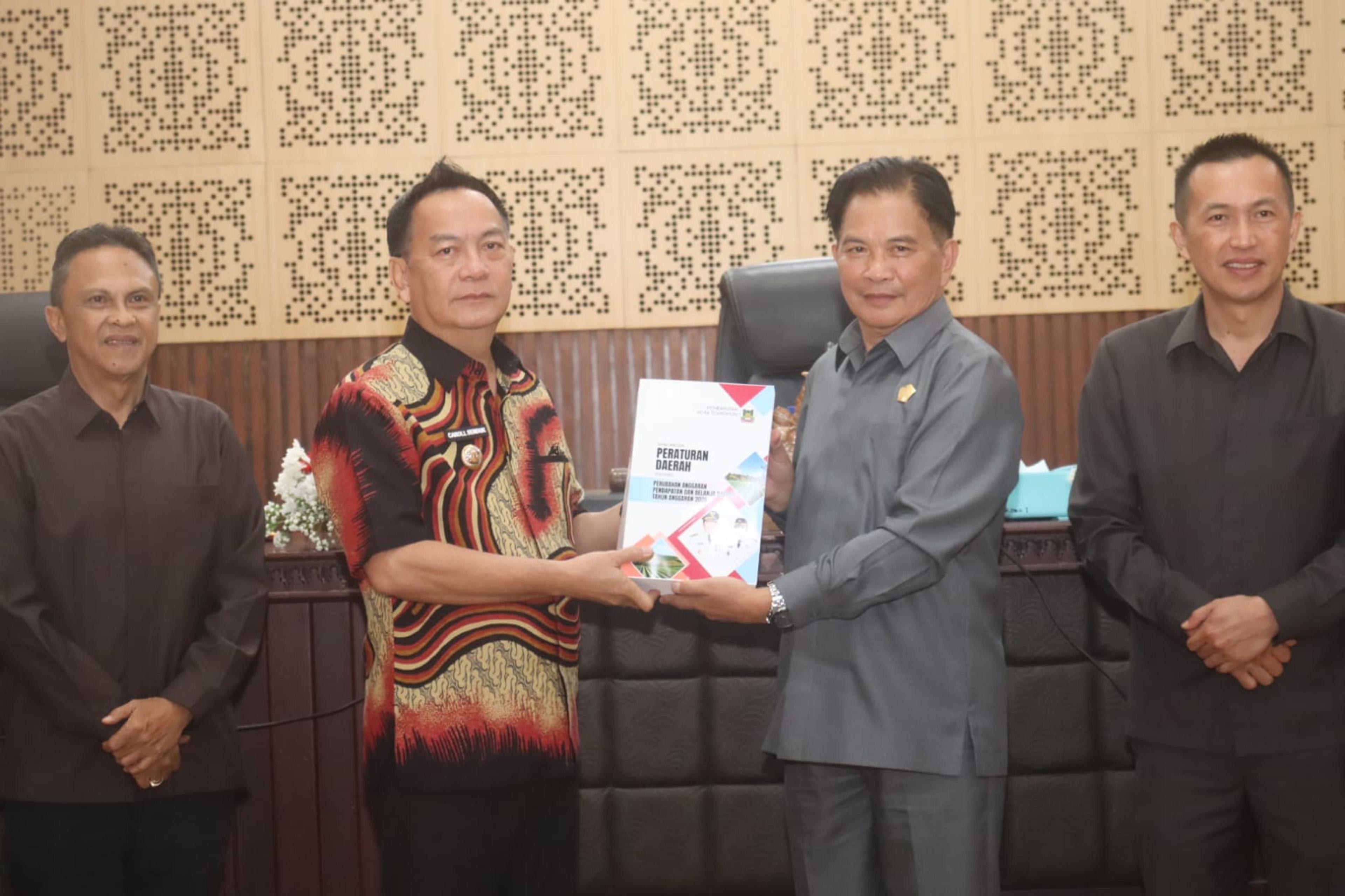 Wali Kota Tomohon Caroll Senduk, S.H. menghadiri sekaligus menyampaikan pendapat akhir Pemerintah Kota Tomohon pada Rapat Paripurna DPRD Kota Tomohon tentang Perubahan APBD 2026. (Ist)