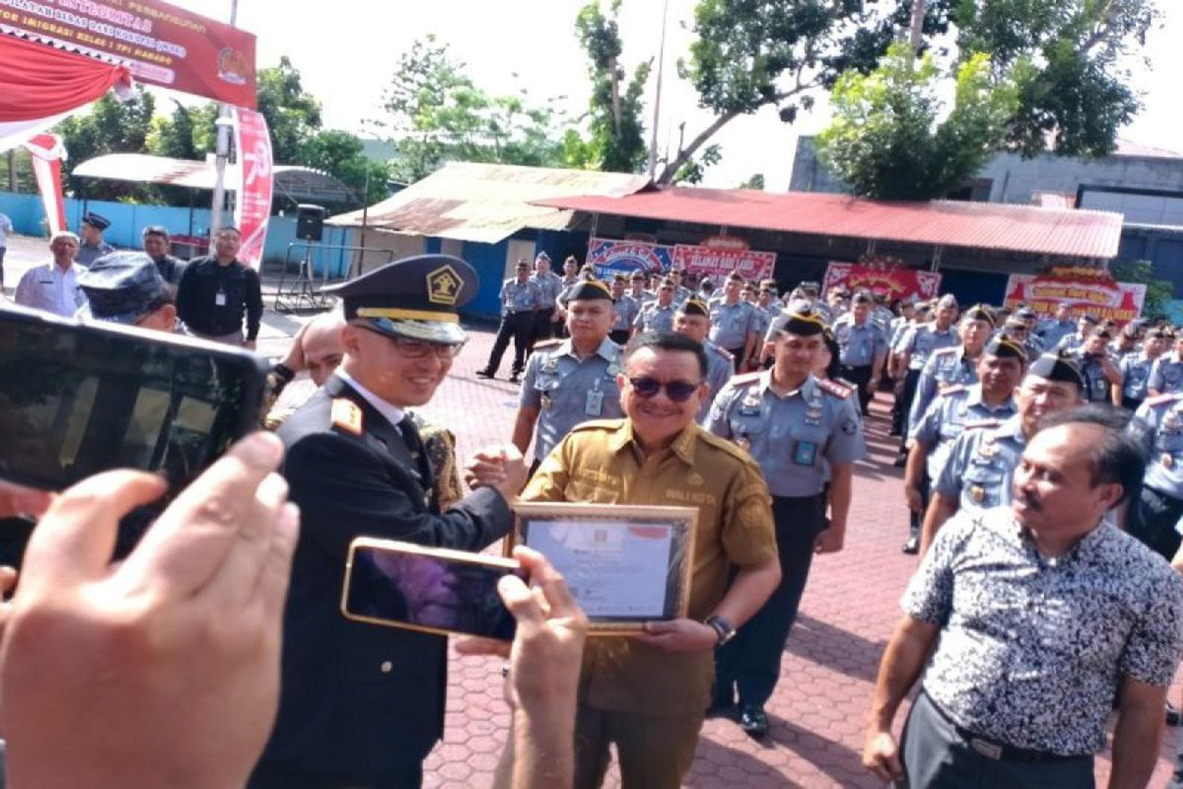 Bupati Sitaro Sebut Penghargaan Memotivasi Terus Dukung Program Kemenkumham
