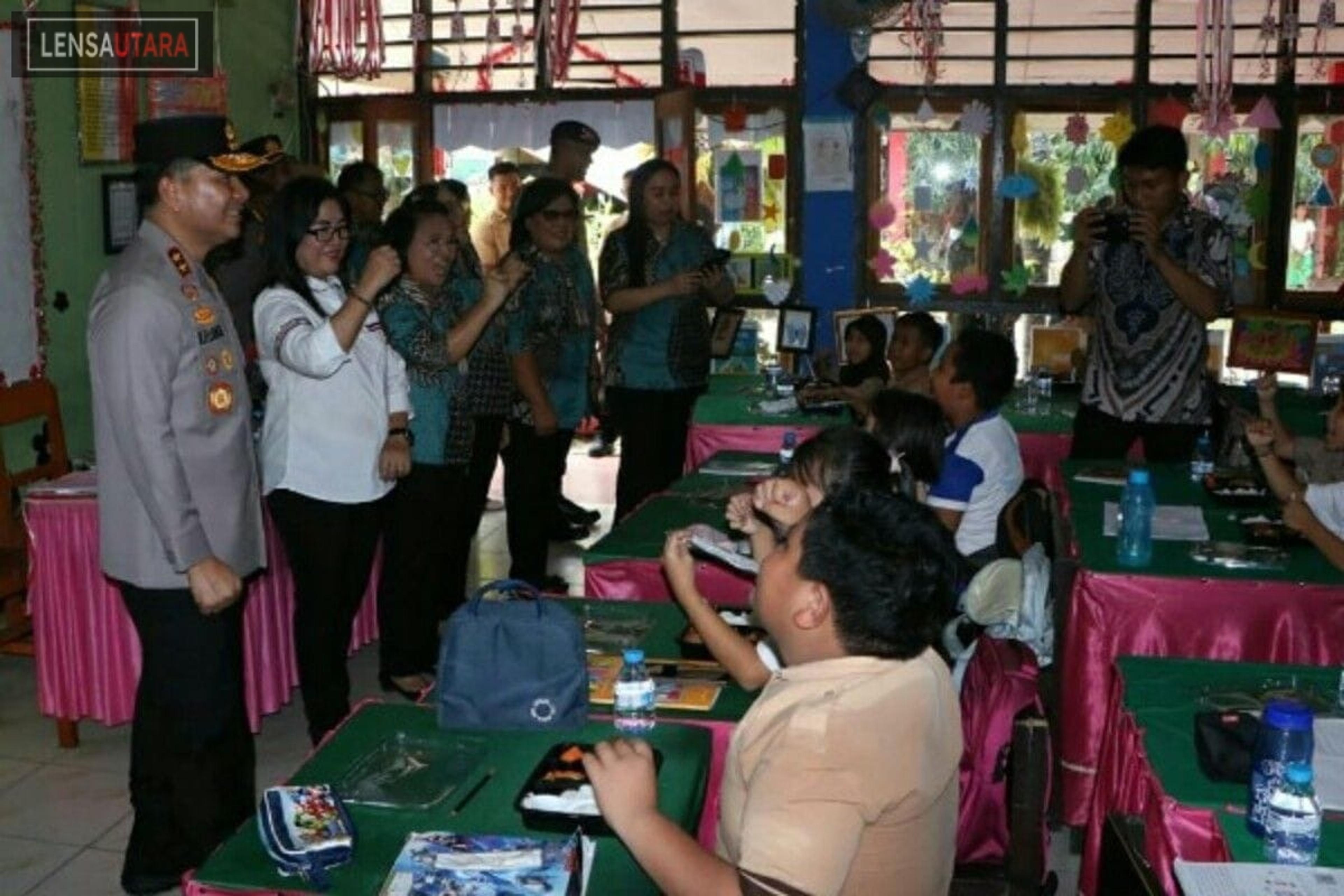 Kapolda Sulut Tinjau Pemberian Makan Siang Bergizi di Empat Sekolah