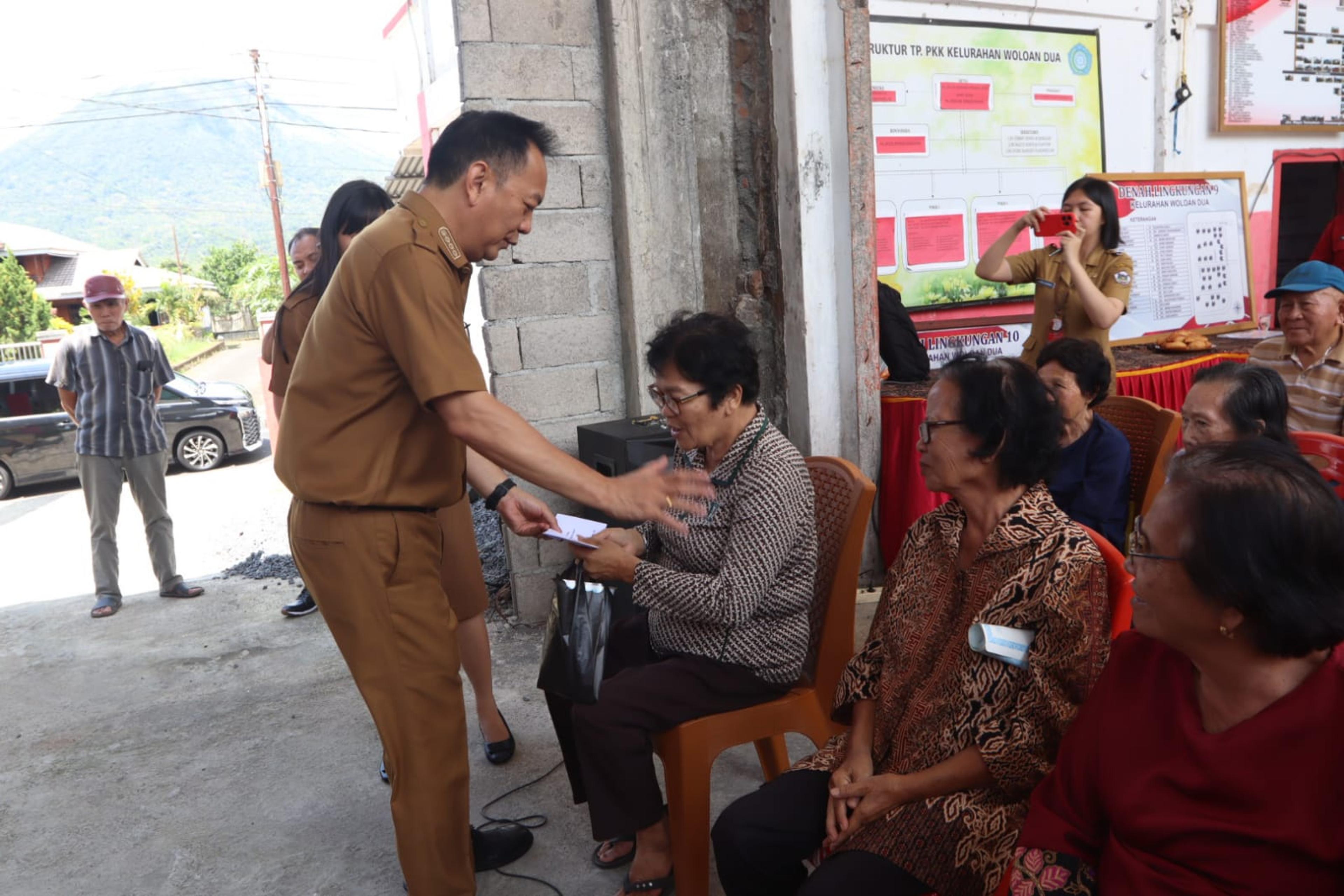 Lansia di Tomohon Barat Terima Bantuan Sosial Uang Tunai