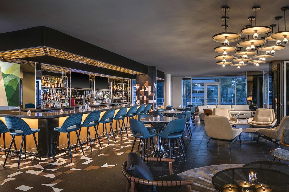 📍 Westin at The Woodlands, TX

Our custom lighting elevates both the bar and the serene private dining spaces at the Westin at The Woodlands. Every piece is…