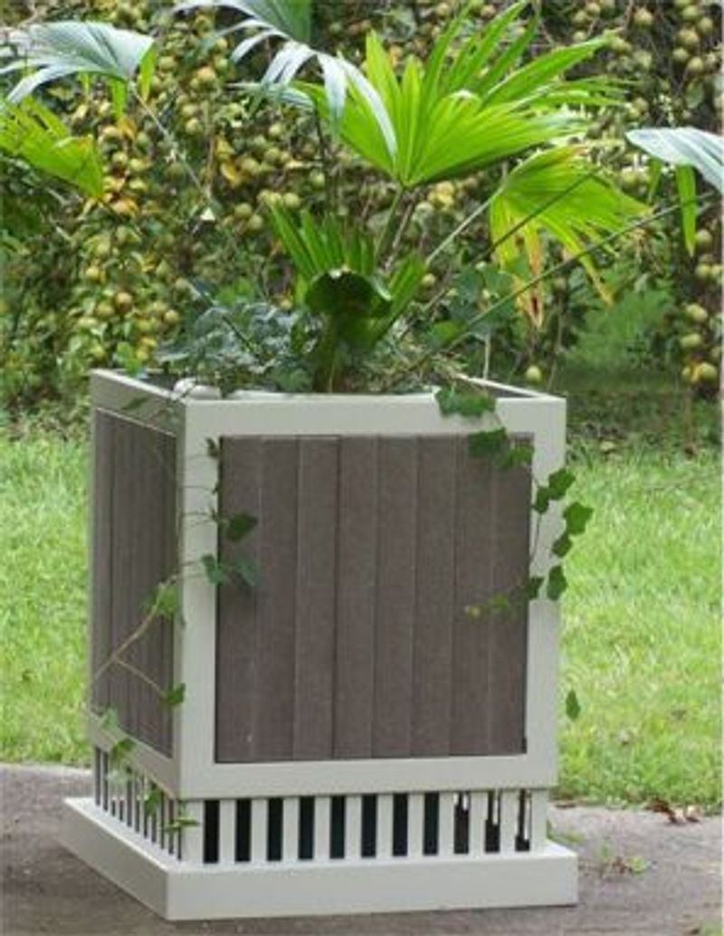 Cosmopolitan Planter
