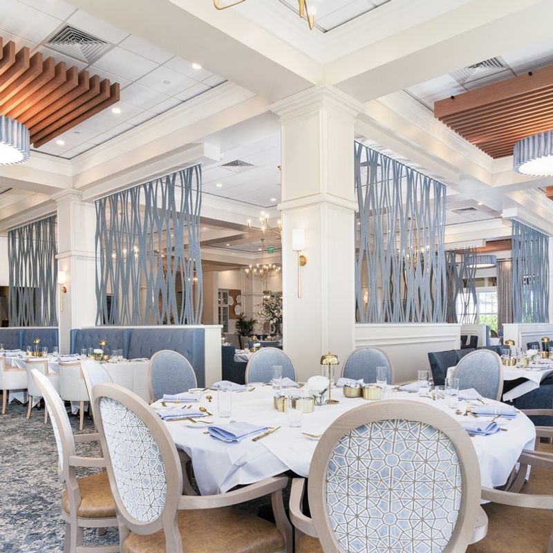 📍 Jacaranda Trace Senior Living, Sarasota, FL

Our grand chandelier and custom rippled shades bring soft elegance and a sense of home to Jacaranda Trace. Th…