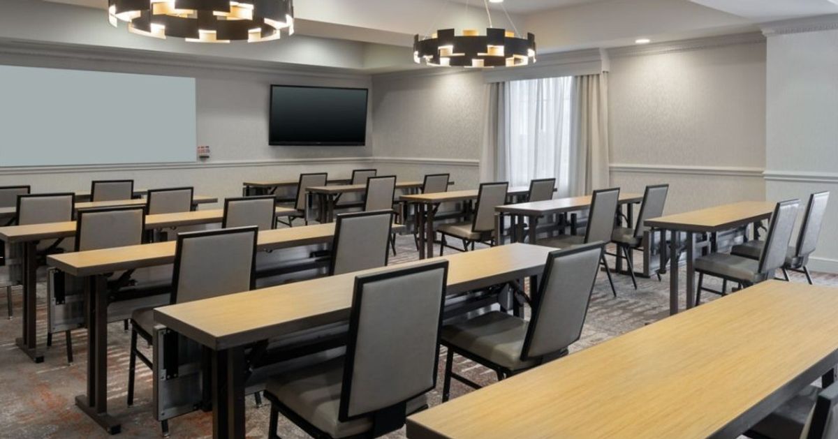 📍 Courtyard by Marriott, Sarasota, FL
⁠
Custom lighting, designed to welcome. Our fixtures were fabricated to complement the hotel's sleek, modern interiors…