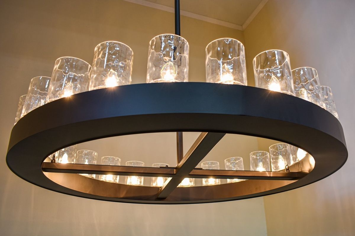 RL-3-1455-48
48” Dia. x 8.5” H x 156” OAH
Dark Bronze Anodized Effect Powder Coat 
Clear Hammered Cylinder Shade

Crosslands Café
Bernardon Interior Design