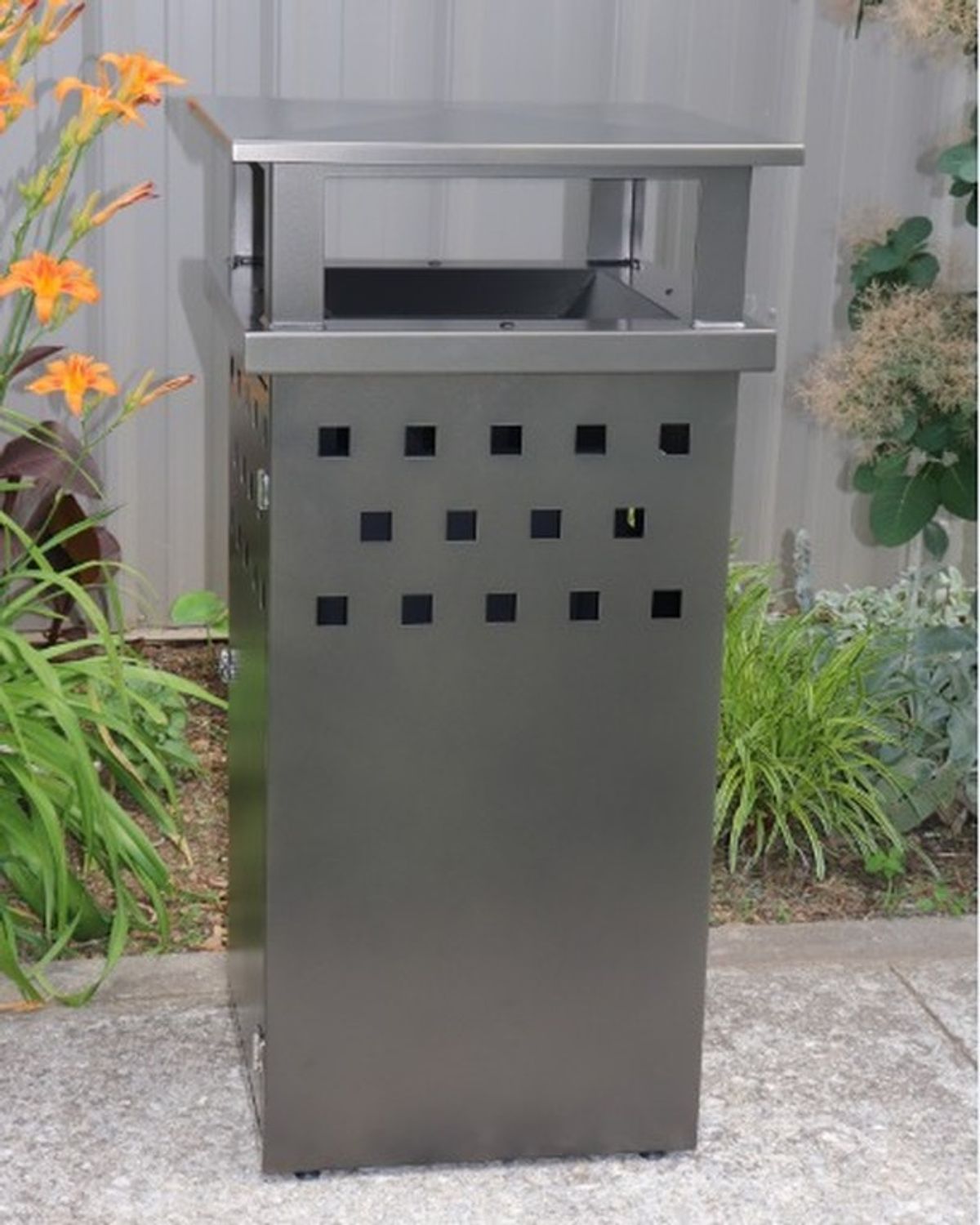 New Trash Receptacle
RF-R-0501-32-SM
45” H x 22.5” Square
Architectural Bronze Powder Coat
#madeinusa #rclfinc