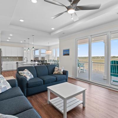 Open floor plan with plenty of seating in Sea Stars at Sunset.