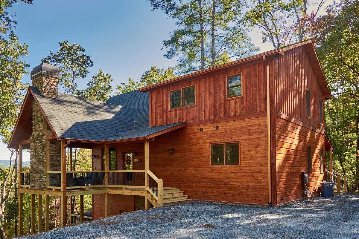 Exterior of a Cherry Log, GA vacation rental.
