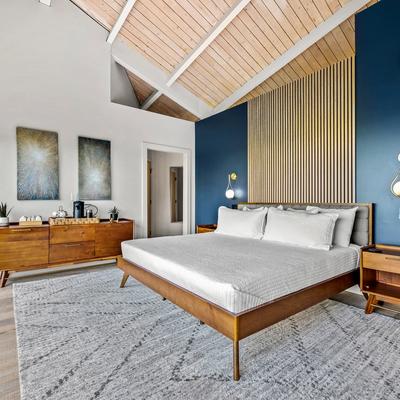 Primary bedroom at Cliffhanger.