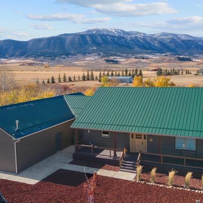 Exterior of Willow Creek Hideaway with mountain views.