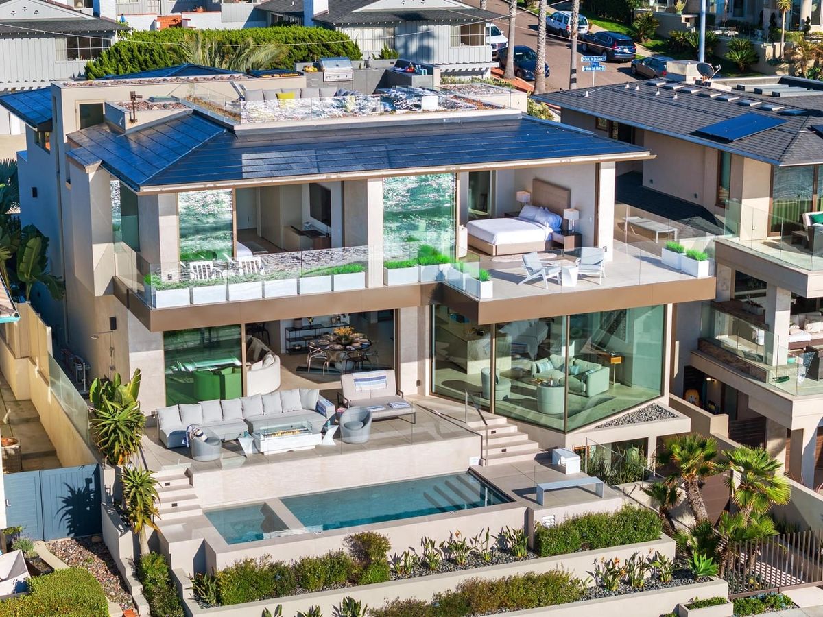A luxurious modern beach house with floor-to-ceiling windows and ocean-inspired decor. With a rooftop deck, pool, and open-air living spaces, Neptune’s Jewel is perfect for stylish travelers who want a blend of comfort and coastal views.