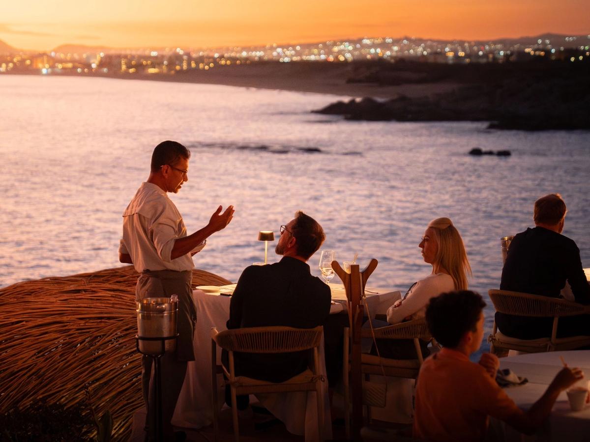 A romantic cliffside restaurant overlooking the Sea of Cortez, Sunset Monalisa offers breathtaking ocean views as the sun dips below the horizon. Guests enjoy fine dining in an elegant open-air setting with candlelit tables and world-class Mediterranean cuisine.