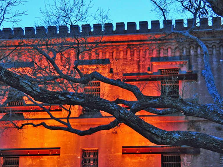 Charleston’s Old City Jail glows with an eerie orange light, setting the mood for ghost tours and haunted history walks. Its historic walls and barred windows make it one of the city’s most chilling landmarks.