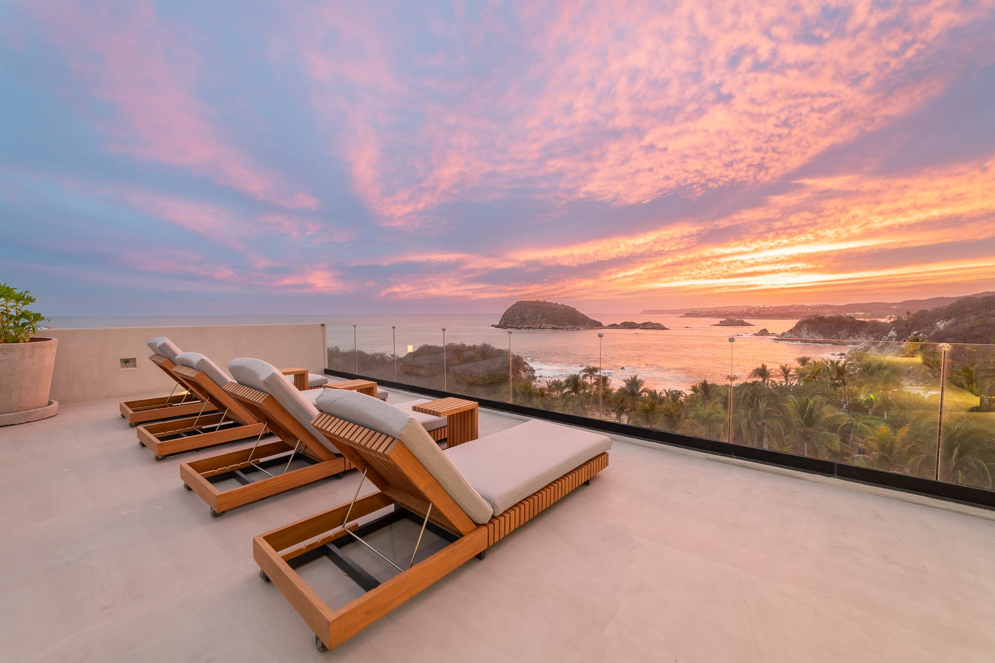 This rooftop terrace in Huatulco features modern loungers and stunning sunset views over the Pacific Ocean. It’s the perfect place to relax, take photos, or enjoy warm tropical evenings. La Montosa offers a peaceful escape with luxury ocean views.