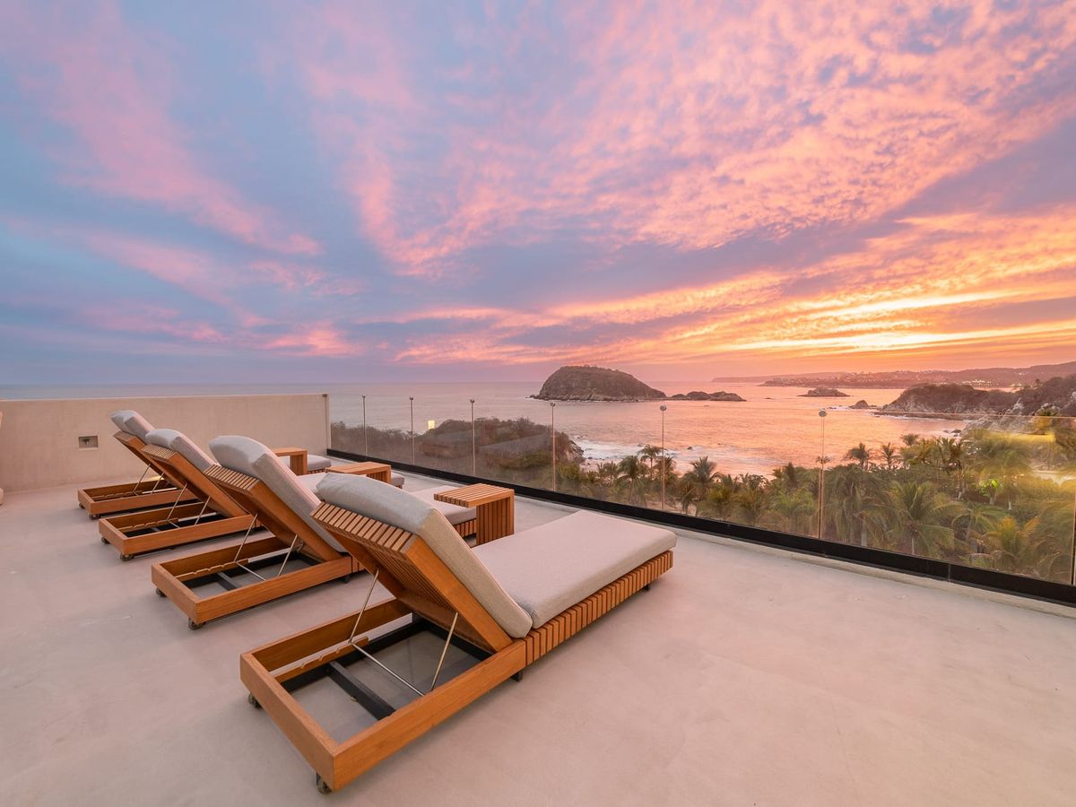 This rooftop terrace in Huatulco features modern loungers and stunning sunset views over the Pacific Ocean. It’s the perfect place to relax, take photos, or enjoy warm tropical evenings. La Montosa offers a peaceful escape with luxury ocean views.