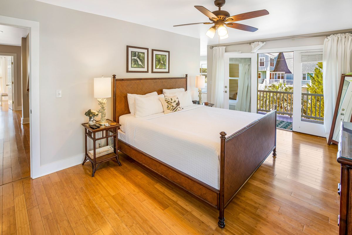 Primary bedroom in a Tybee Island vacation rental.