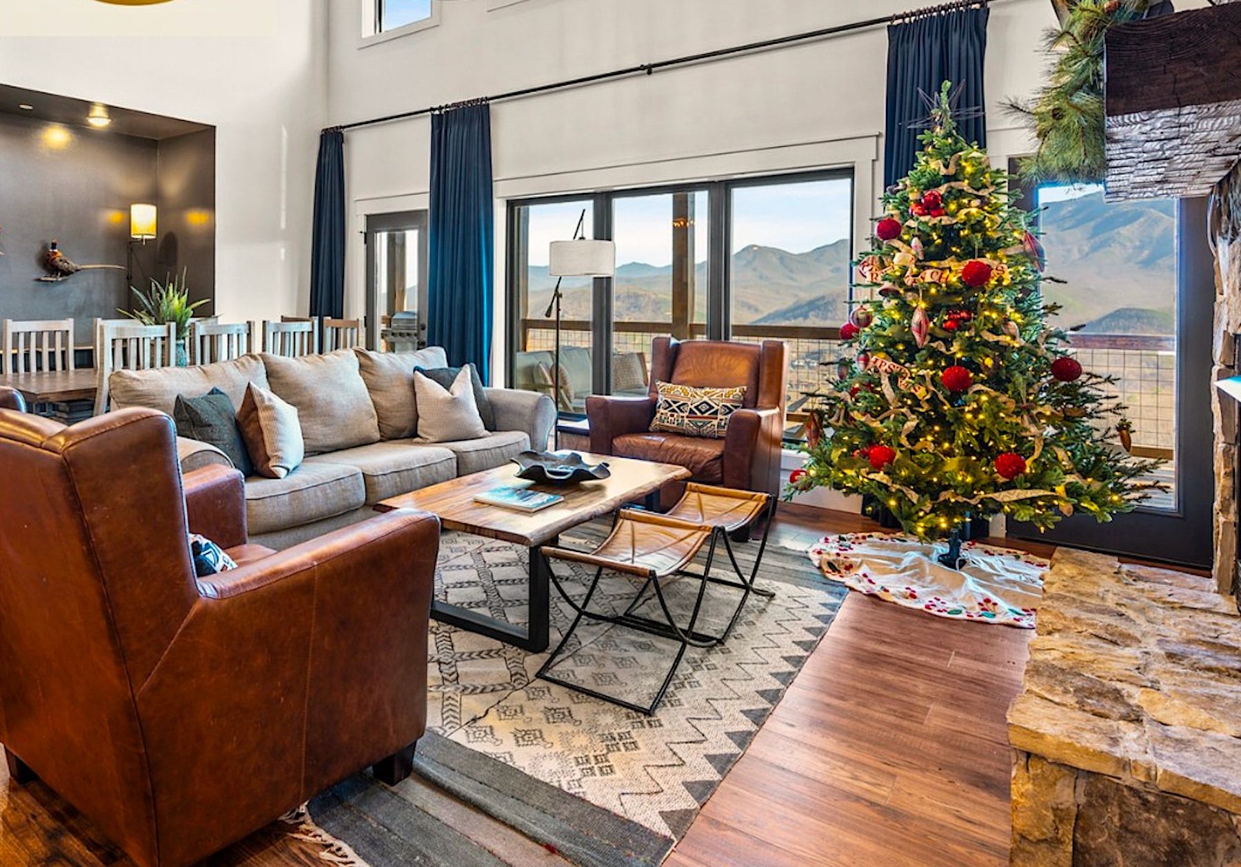 Living Room In Luxury Gatlinburg Cabin Rental With Christmas Tree