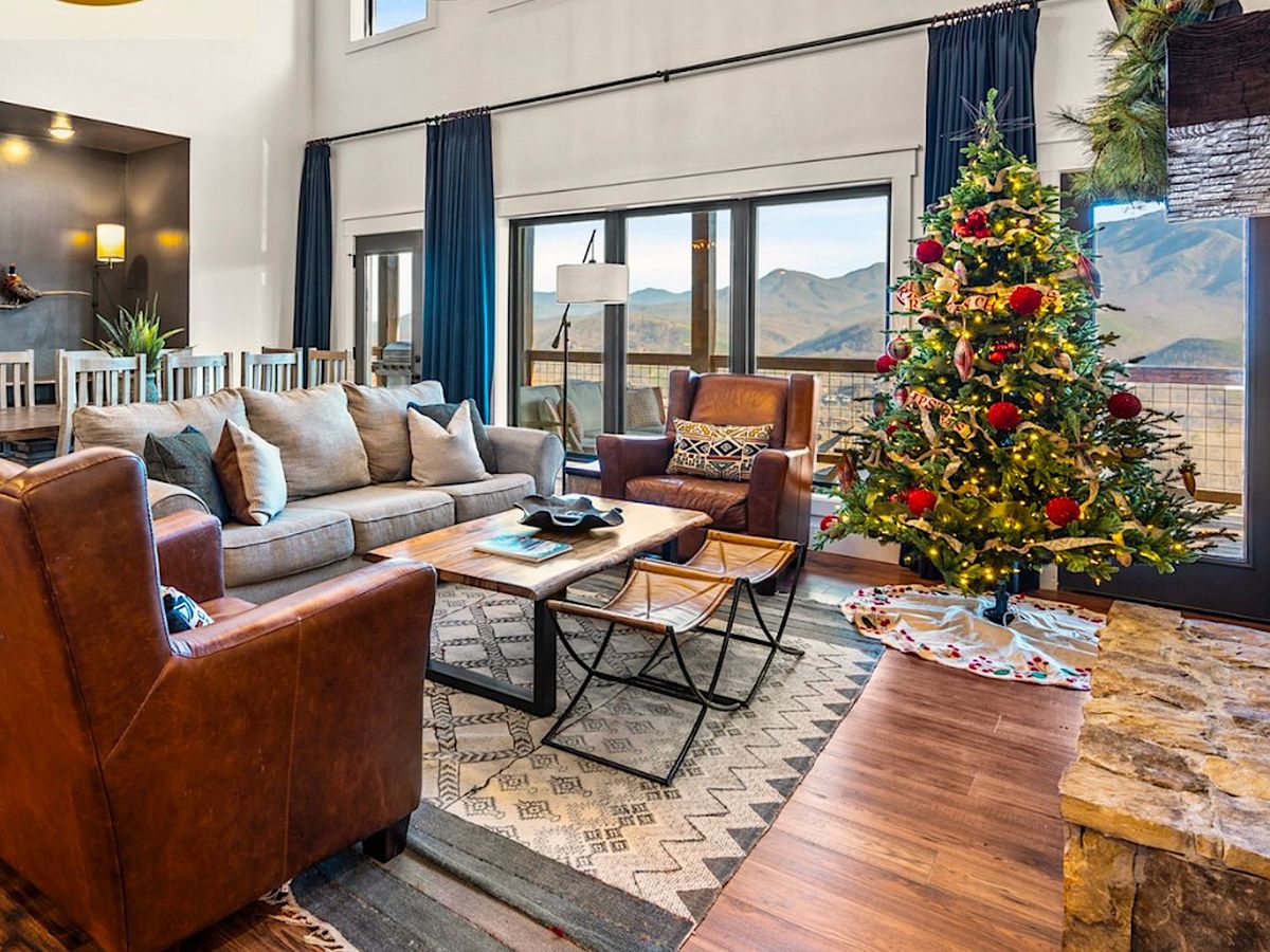 Living Room In Luxury Gatlinburg Cabin Rental With Christmas Tree