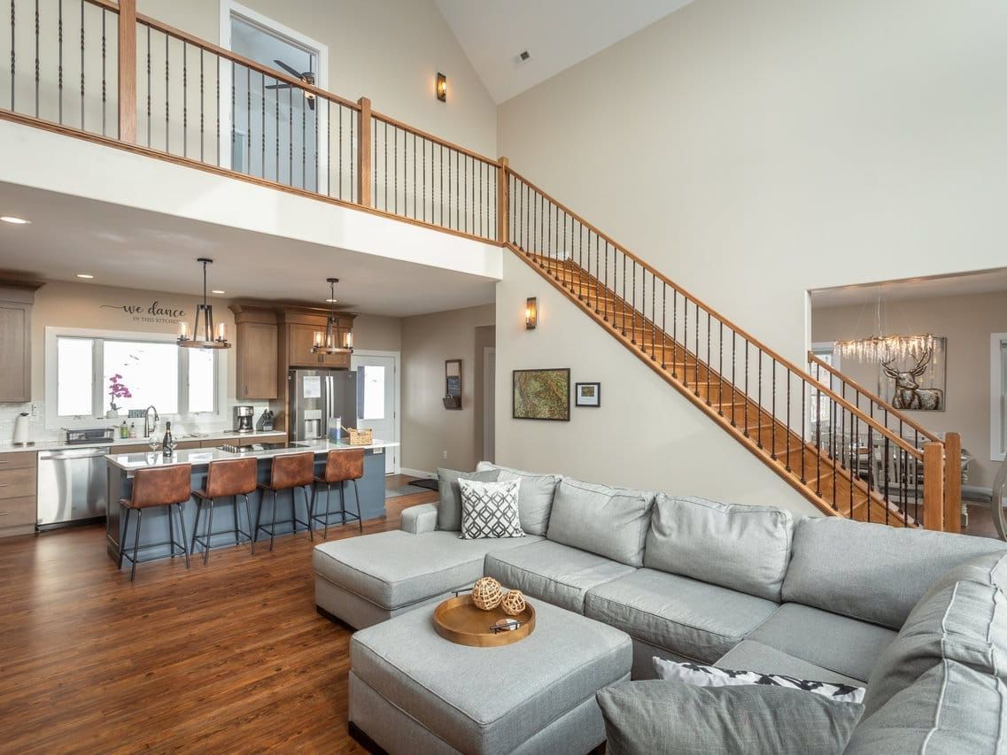 Ana’s view offers open living spaces, large windows, and a calm, modern vibe. With decks, a hot tub, and arcade games, it’s ideal for groups and families.