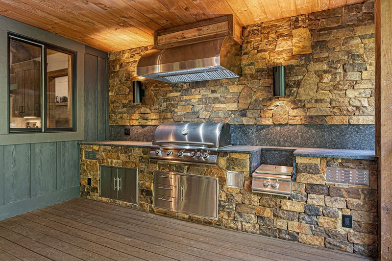 Iron Tree Lodge - Image 2