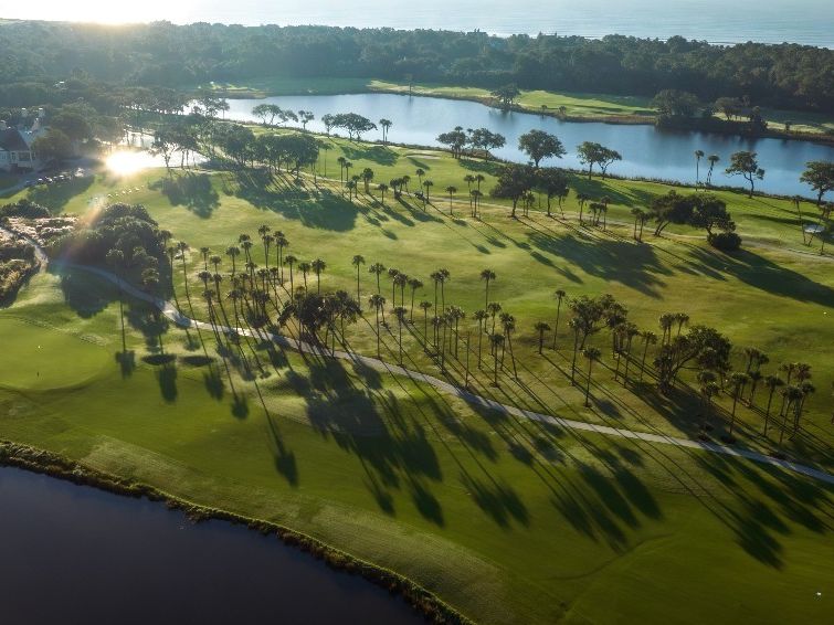 Alt text: Osprey Point golf course features wide fairways, palm trees, and peaceful water views. It’s a relaxed course perfect for golfers who enjoy nature, wildlife, and a quieter pace.