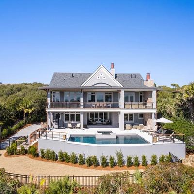 Exterior photo of an oceanfront vacation on Kiawah Island.