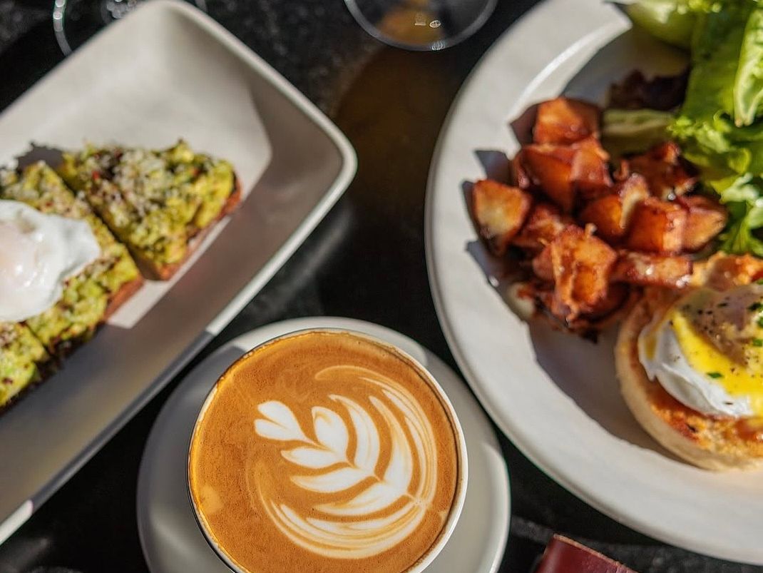 Guests enjoy brunch and craft drinks at The Henry, a stylish restaurant known for its relaxed yet upscale vibe. It’s a favorite Scottsdale spot for breakfast meetings, weekend brunch, and casual dining.