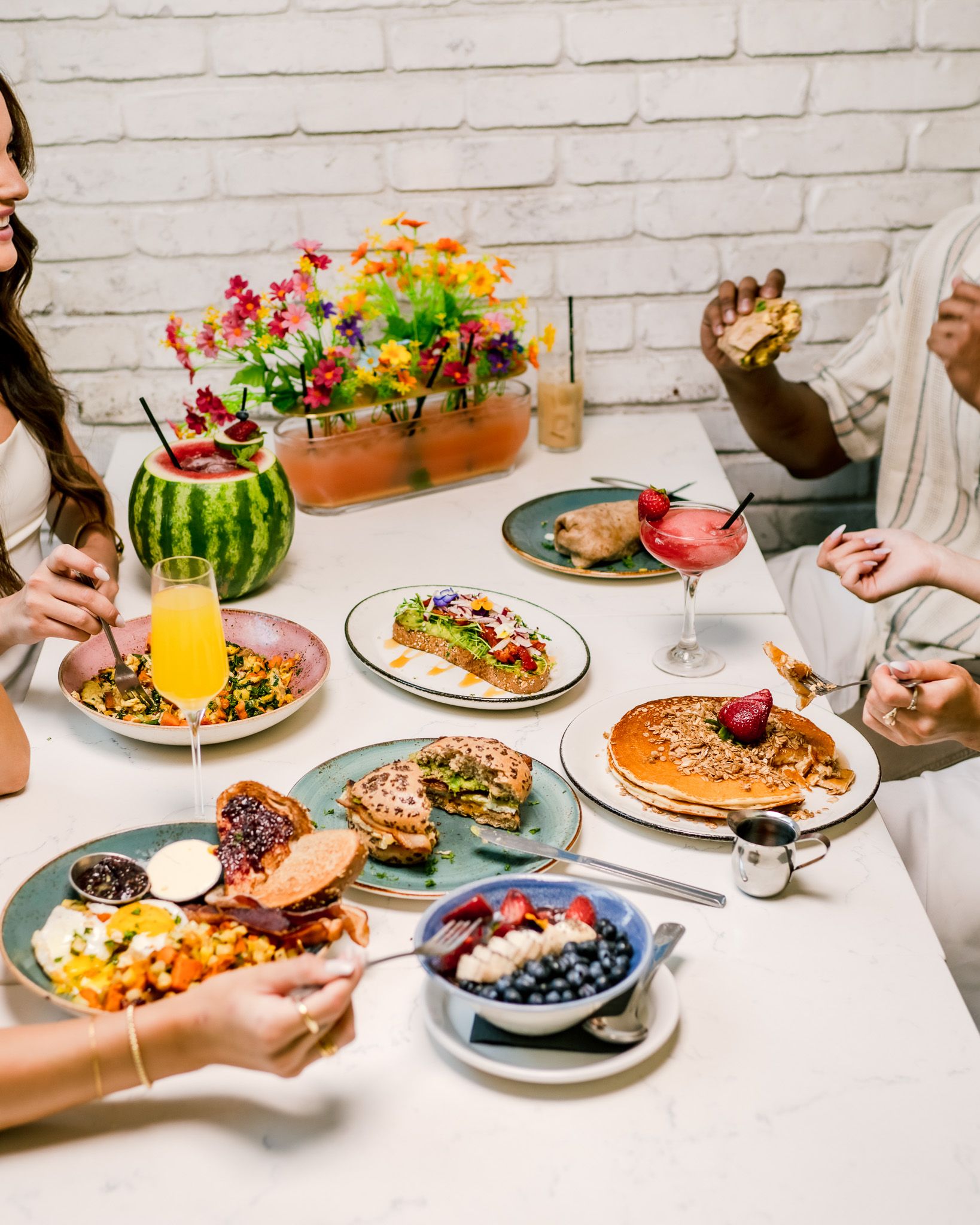 Farm & Craft serves fresh, health-focused dishes made with locally sourced ingredients. The bright dining space and colorful plates make it a popular Scottsdale restaurant for brunch and clean eating.