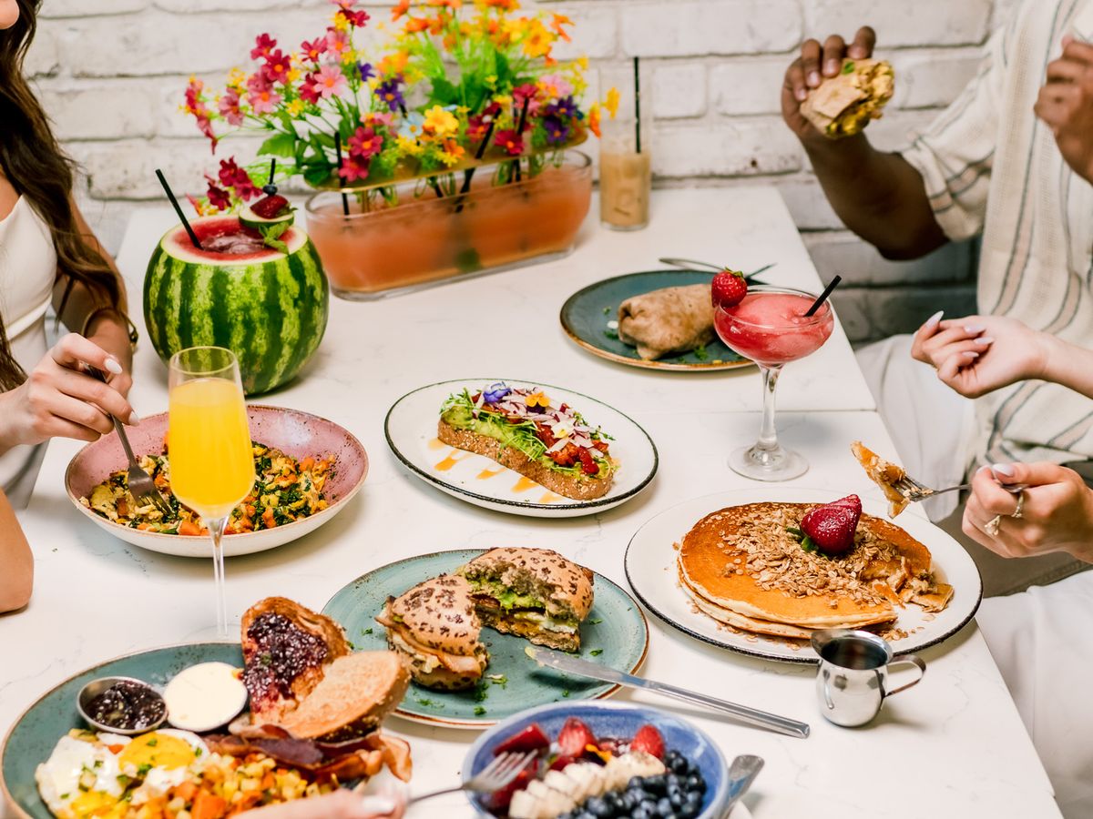 Farm & Craft serves fresh, health-focused dishes made with locally sourced ingredients. The bright dining space and colorful plates make it a popular Scottsdale restaurant for brunch and clean eating.