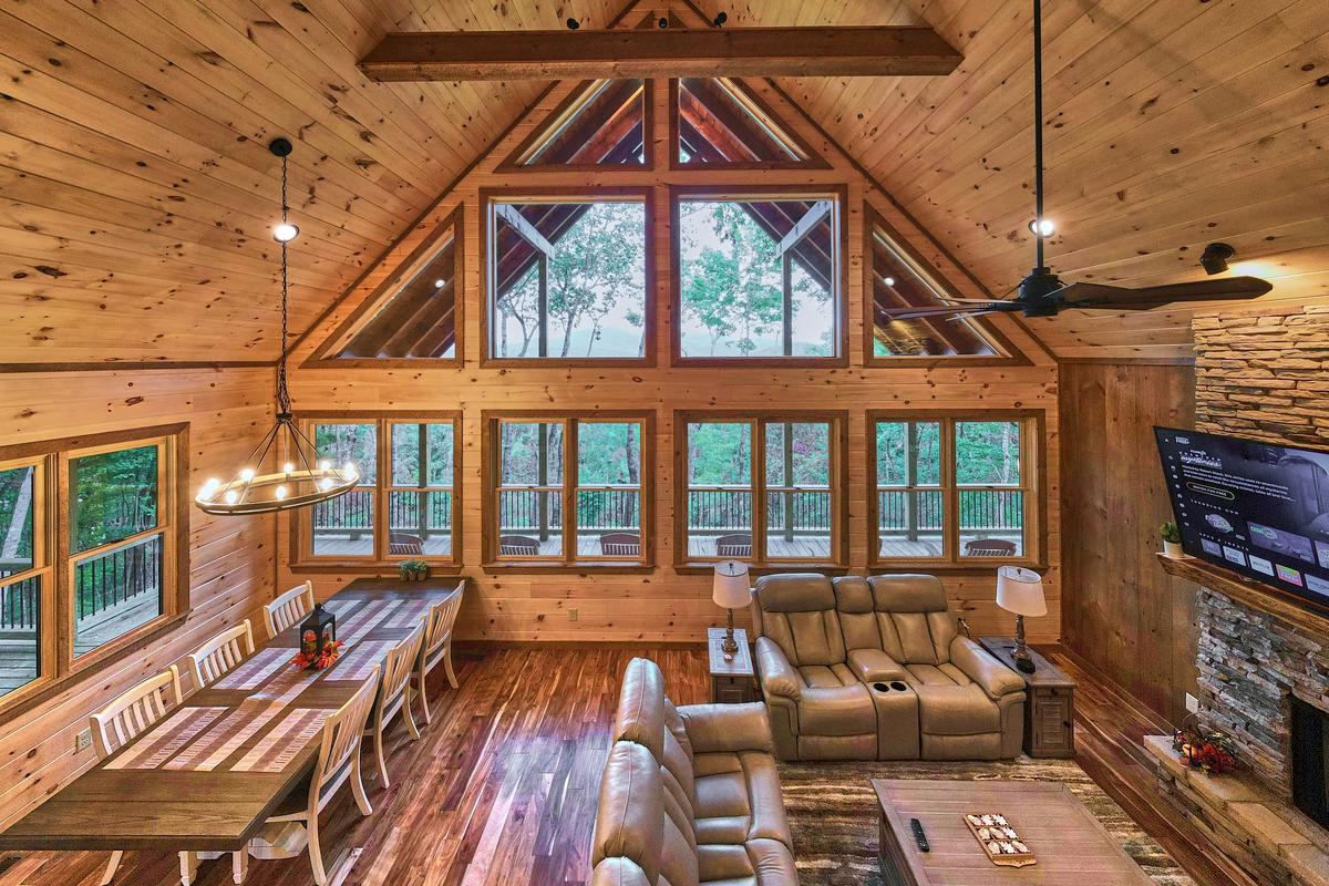 Open floor plan in a Cherry Log, GA vacation rental.