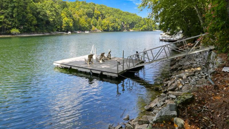 Sparkling Waters Lakefront Retreat - Image 2