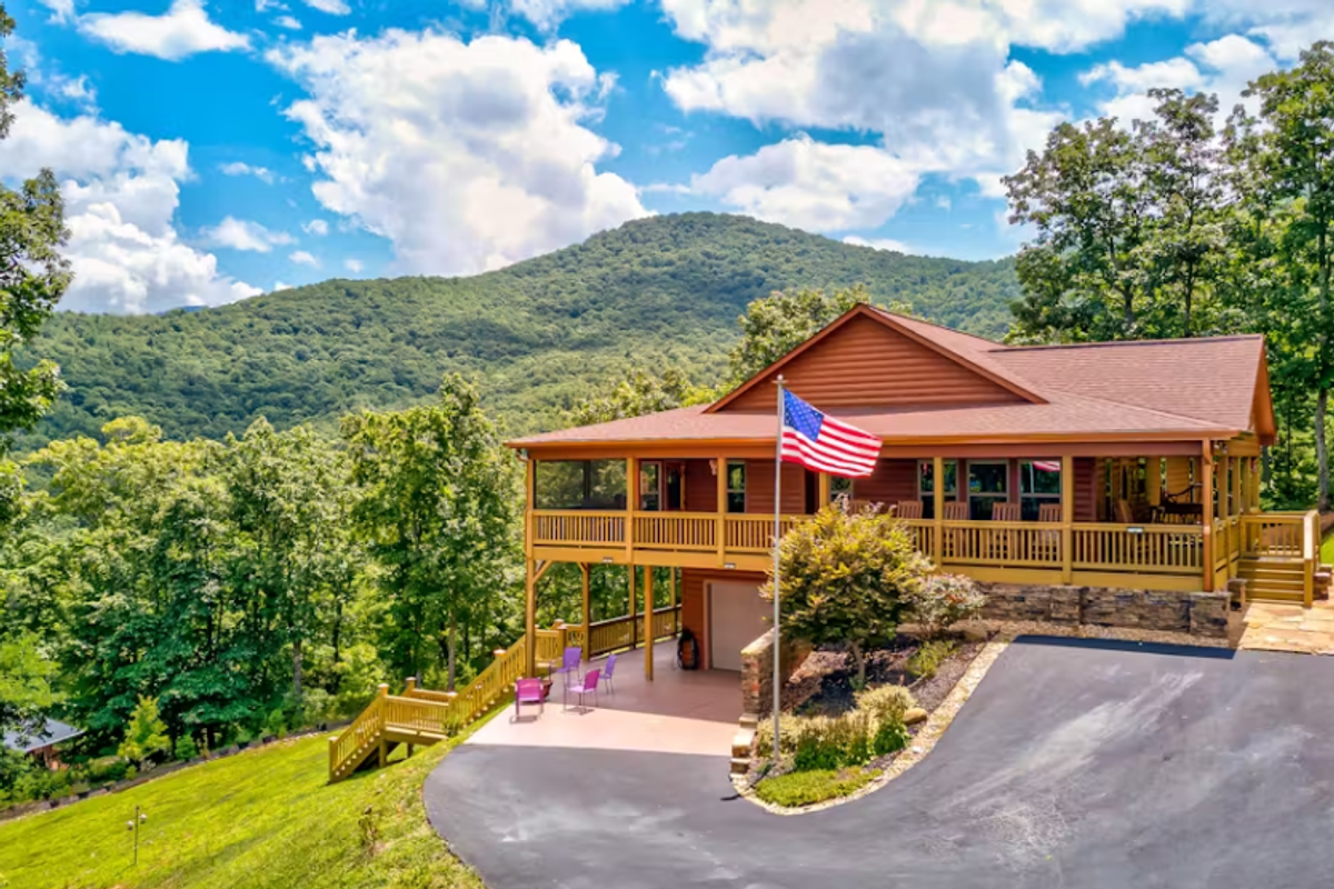 Exterior view of a Blairsville, GA cabin rental.