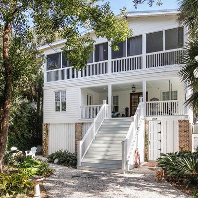 Exterior view of a Tybee Island vacation rental.