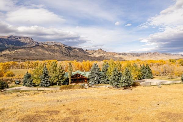 Tucked between golden trees and wide open plains, this mountain ranch offers big sky views and peaceful vibes. With rugged peaks in the background and plenty of space to roam, it’s a dream escape for anyone craving quiet, fresh air, and nature.
