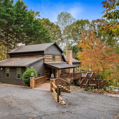 Exterior view of Patriot Cabin on Lake Hartwell.