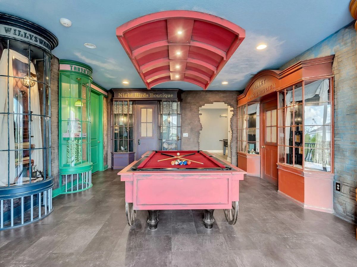Harry Potter Themed Vacation Rental pool table in Orlando