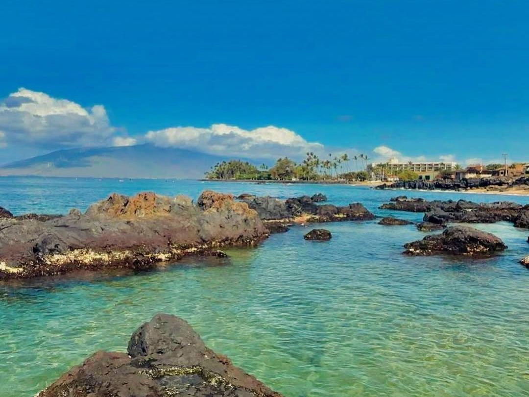 Hāpuna Beach shines with crystal-clear turquoise water and soft golden sand, backed by lush palm trees and mountain views. It’s one of Hawaii’s most famous beaches, perfect for swimming, snorkeling, and soaking in the sun.