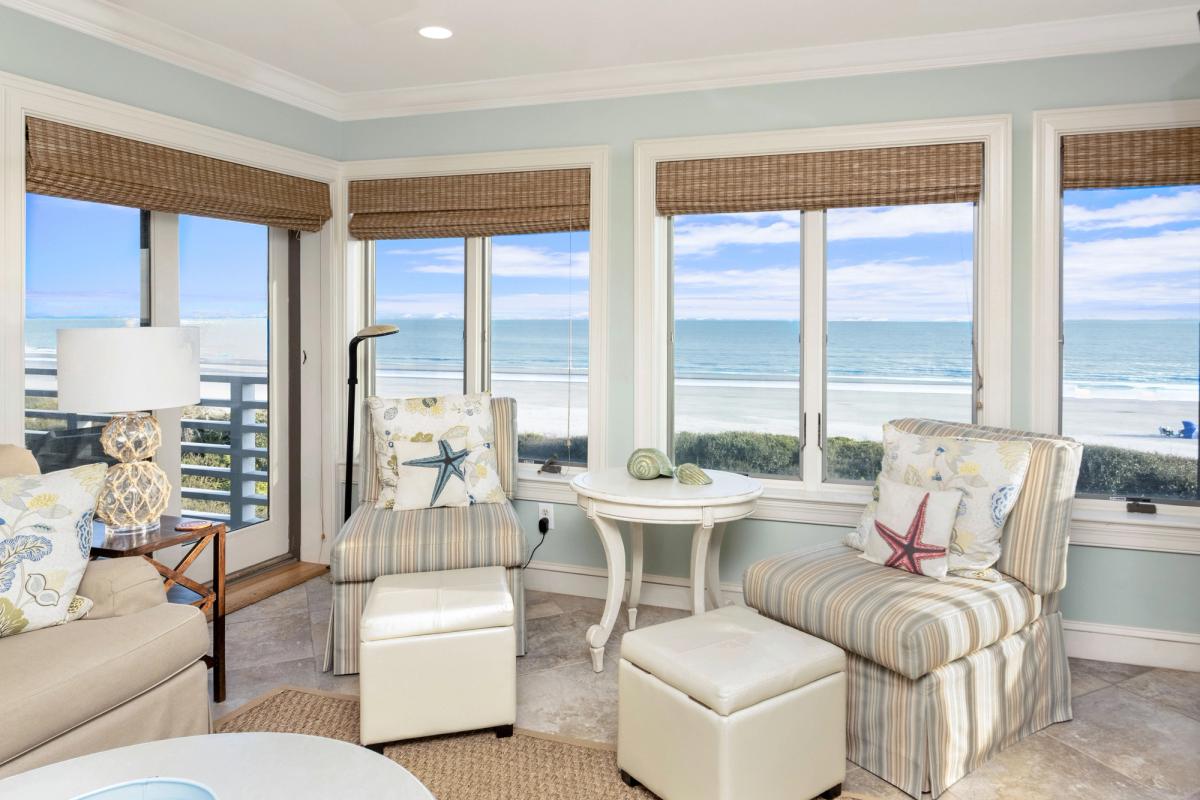 Oceanfront living room in a Kiawah Island vacation rental.