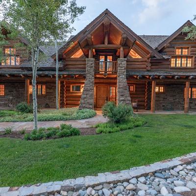 Exterior of Benchmark - Lucky Sevens Lodge.
