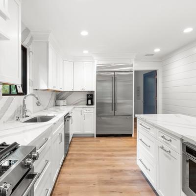 Renovated kitchen in a Kiawah Island vacation rental.