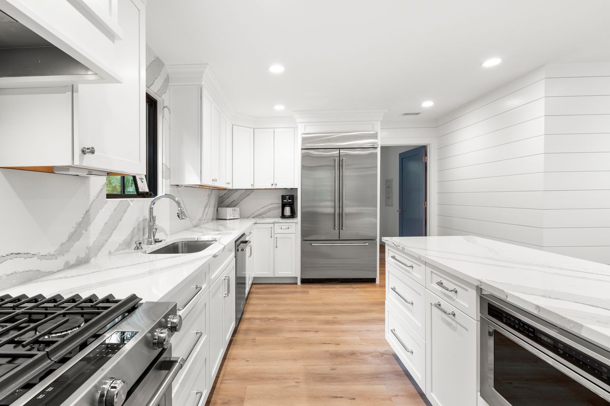 Renovated kitchen in a Kiawah Island vacation rental.