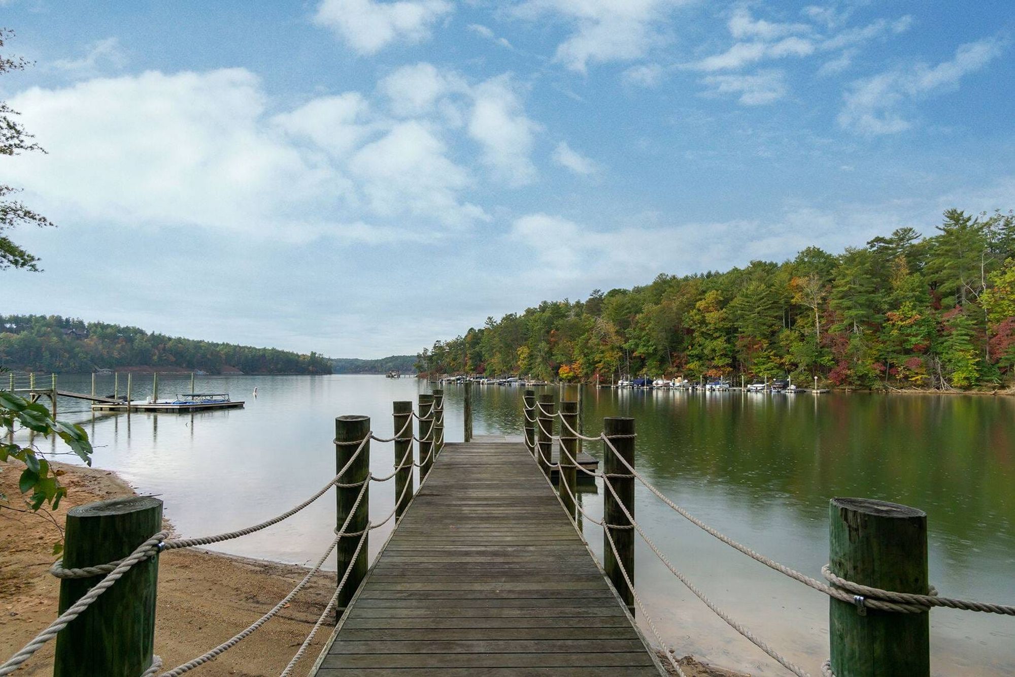 This peaceful lakefront dock at Row House on Lake James sets the tone for a serene, pet-friendly retreat. Perfect for morning paddleboarding or evening sunsets with your dog by your side, it’s a quiet slice of nature just 45 minutes from Asheville.