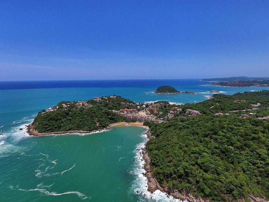 Playa Conejos in Huatulco offers wide stretches of sand and sparkling blue sea. It’s a quiet spot to relax, enjoy the sun, and watch the waves roll in.