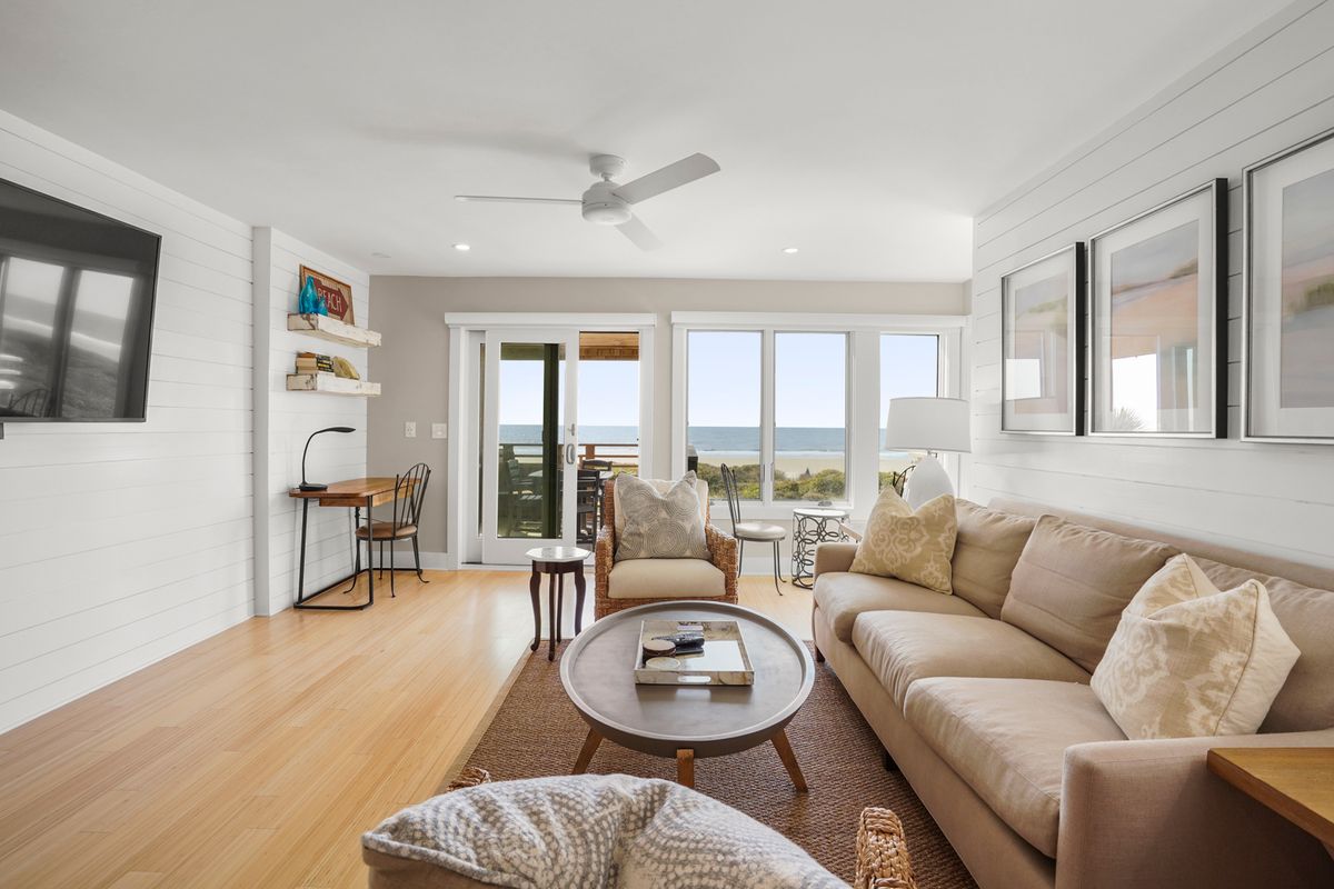 Living room in a Kiawah Island vacation rental.