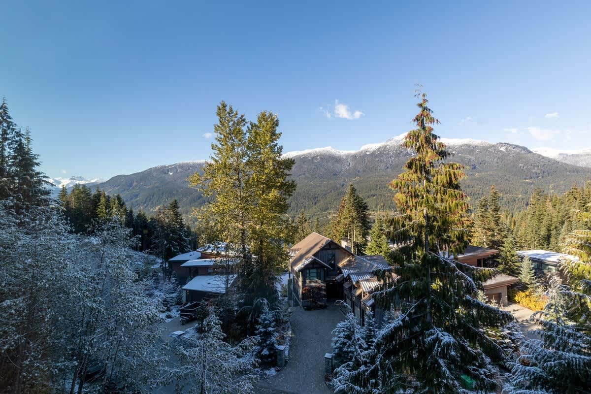Luxury mountain homes sit among tall pine trees with snow-dusted peaks in the distance. Staying in Whistler vacation rentals gives you space, privacy, and easy access to ski slopes and village attractions. It’s the perfect base for your Whistler getaway.