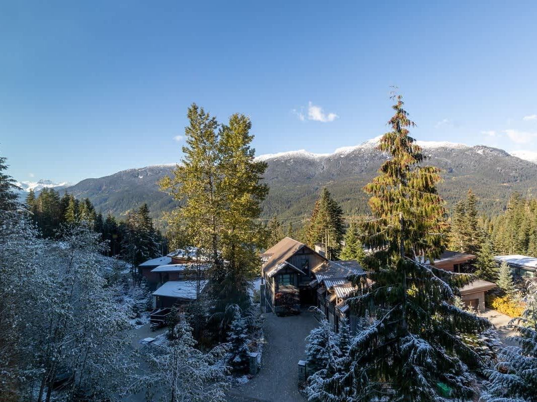 Luxury mountain homes sit among tall pine trees with snow-dusted peaks in the distance. Staying in Whistler vacation rentals gives you space, privacy, and easy access to ski slopes and village attractions. It’s the perfect base for your Whistler getaway.