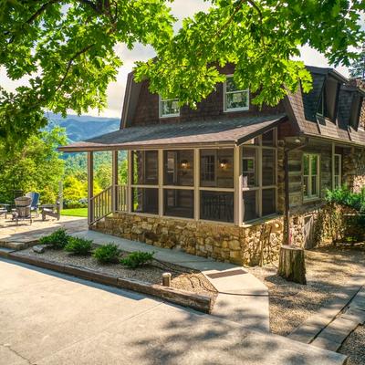 Exterior view of Far Horizons Lodge.