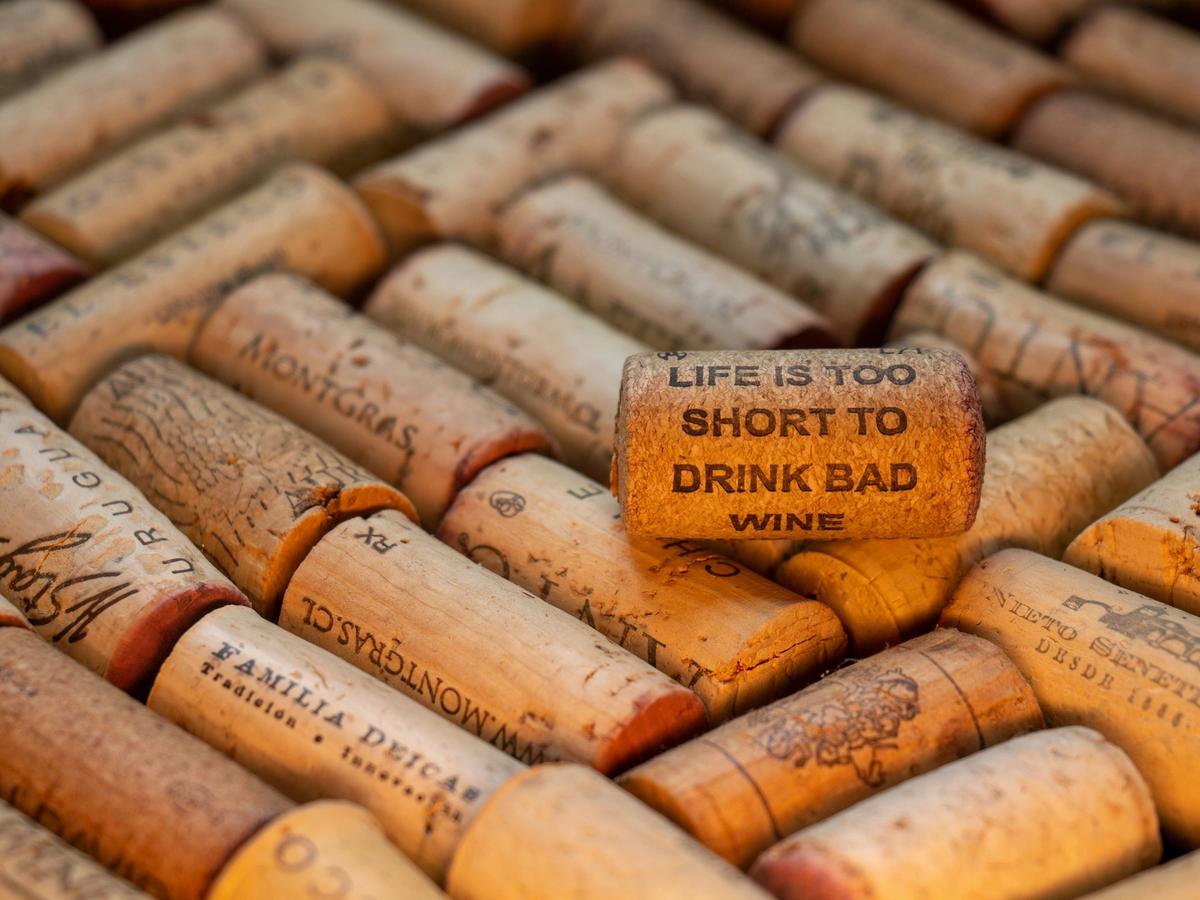 A layer of wine bottle corks with single cork on top