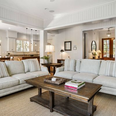 Living room in a Kiawah Island vacation rental.